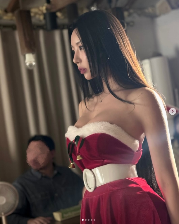 韩媒《完蛋美女》演员Donggeuran晒照:可爱在性感面前一文不值~