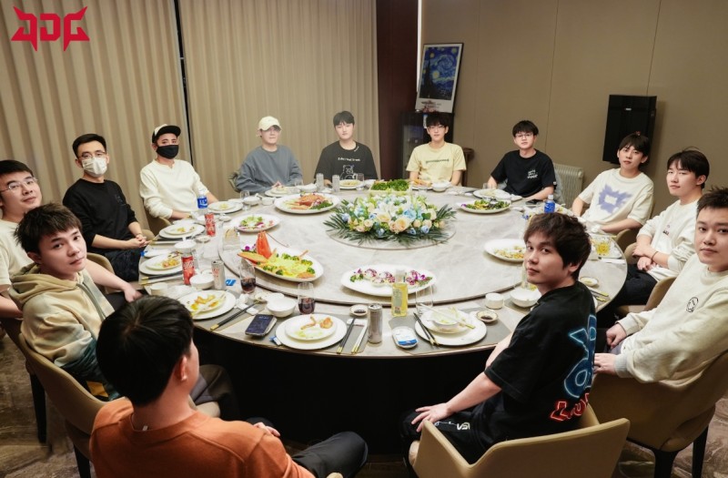 Ruler中国菜会难吃吗?JDG晒饭店团建照:无敌的中国美食 怎会不可口!