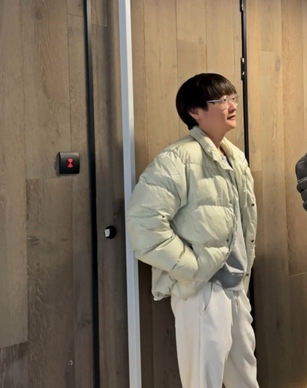 WBG晒Tian花絮照:白面包小亮待机中~