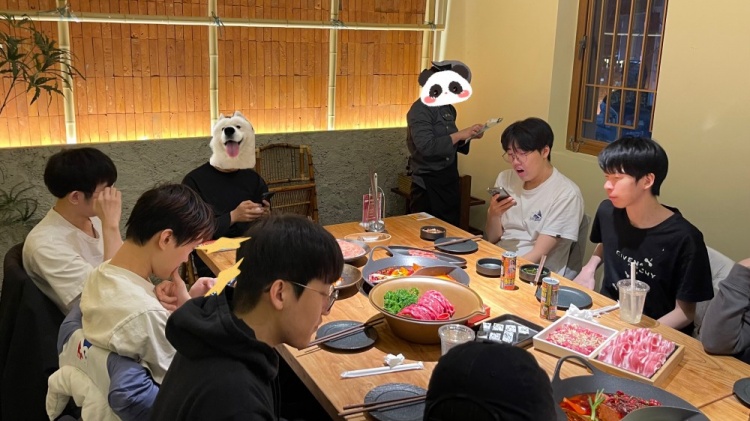 AL官方分享新阵容成员们聚餐照:简简单单又一餐