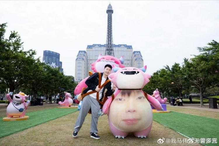 管泽元晒与胖胖龙合影:准备就绪,比赛看我表演