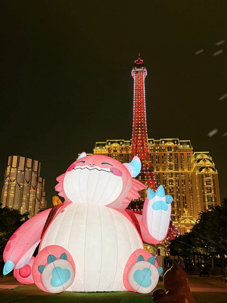 余霜晒照:胖胖龙好可爱哟!澳门夜景超美丽的!!