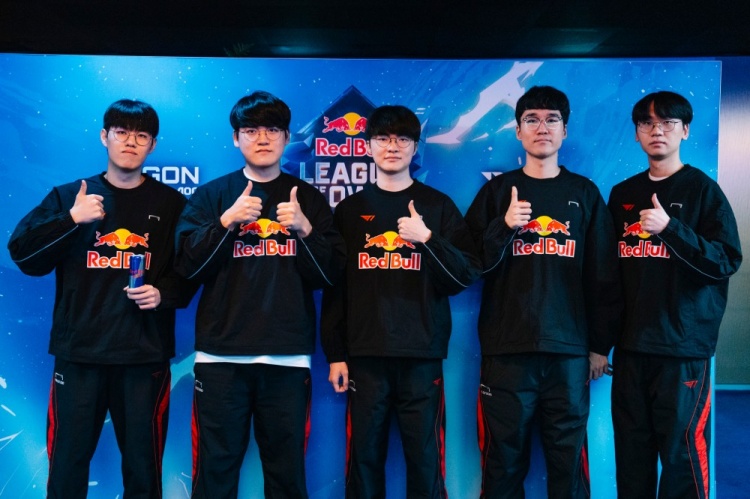 T1战队最新合照,选手们在巴黎一起聚餐✌🏻