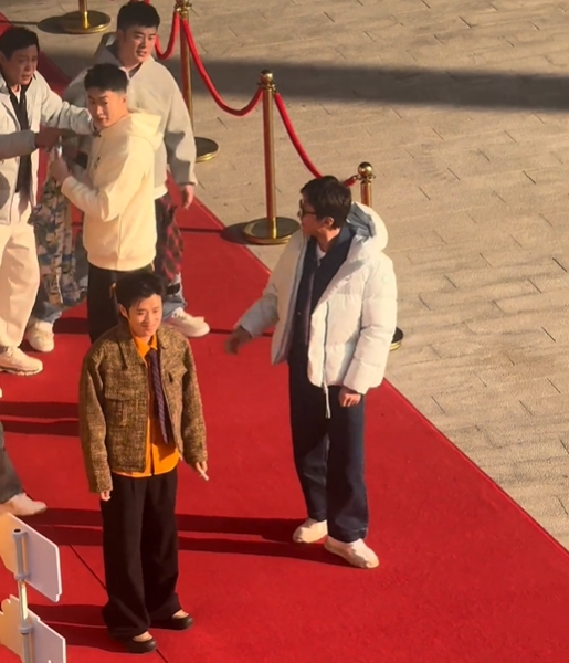 业务真广泛!LPL解说管泽元疑似参与真人秀节目《哈哈哈哈哈》录制