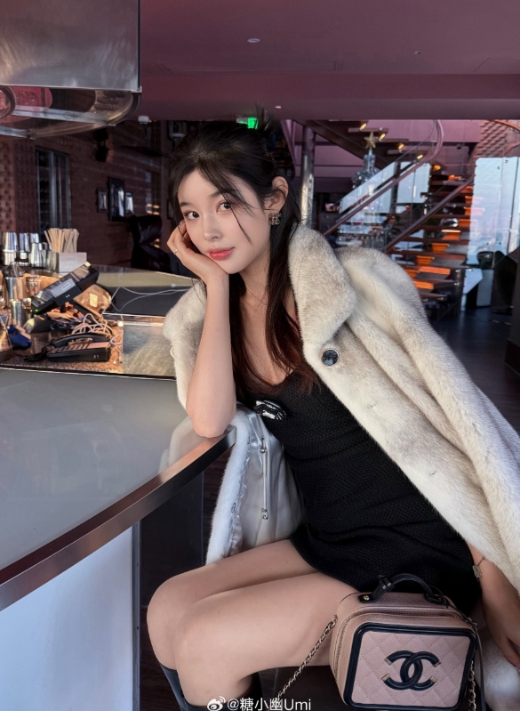 有种贵妇人的美~糖小幽晒照:超短裙尽显身材 貂绒外套优雅华贵~