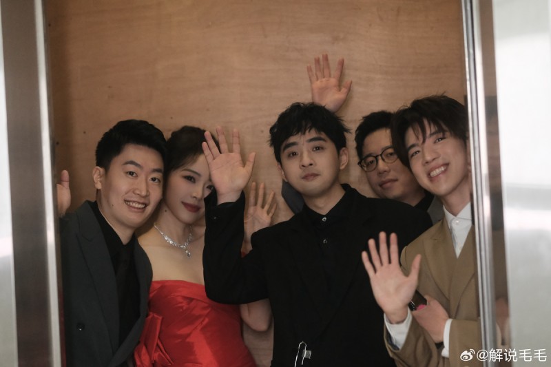 毛毛晒出在LPL全明星后台与众多解说/主持合照:泽元、余霜、米勒等人