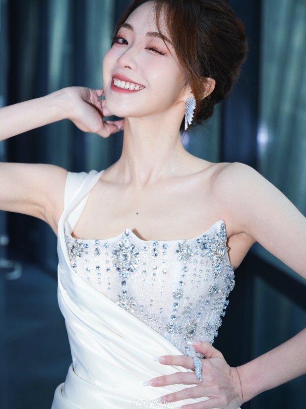 希美惊我!LPL女主持希然晒照:明年再见啦!