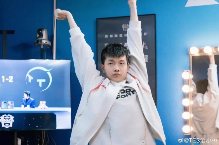 TES官方分享中辅伸懒腰照片:一起来打哈欠