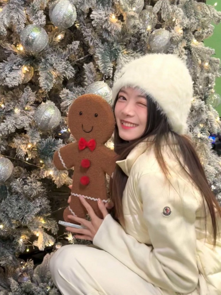 骆歆圣诞节晒照：红配绿节日！从头到脚的白雪公主嘿嘿嘿！
