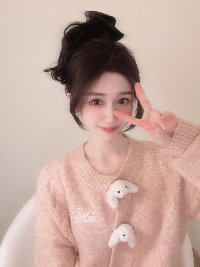 LOL手游主持人小悠晒照:运气不太行的时候请试试勇气