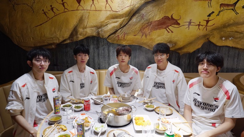 开饭!AL晒照:兄弟们辛苦了!已经吃上啦~我们决赛见!