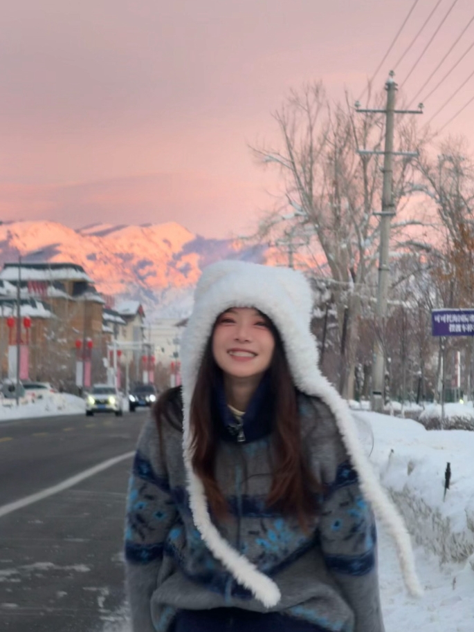 主持骆歆晒照:新疆的粉调天空✨ 从头到脚都充满快乐