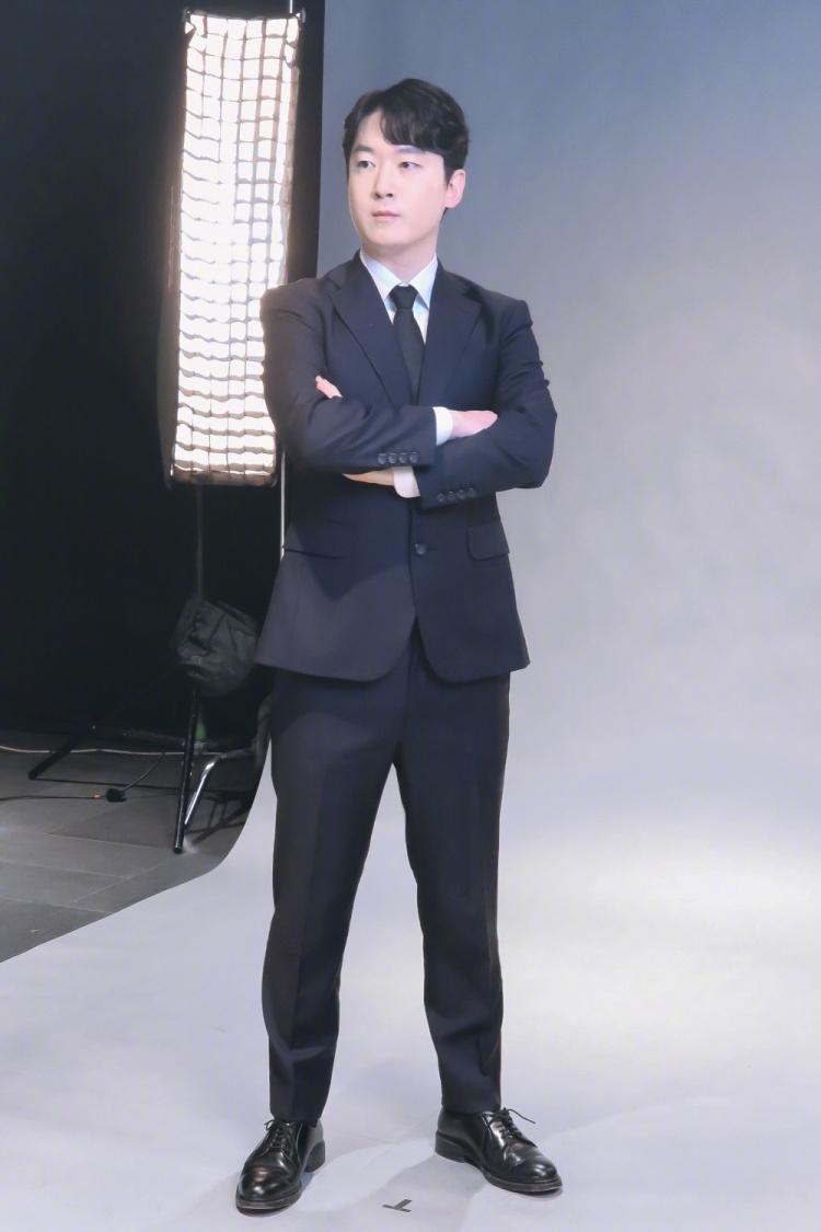 iG发布定妆照部分花絮:Rookie/Theshy表情愉悦,Daeny非常正经