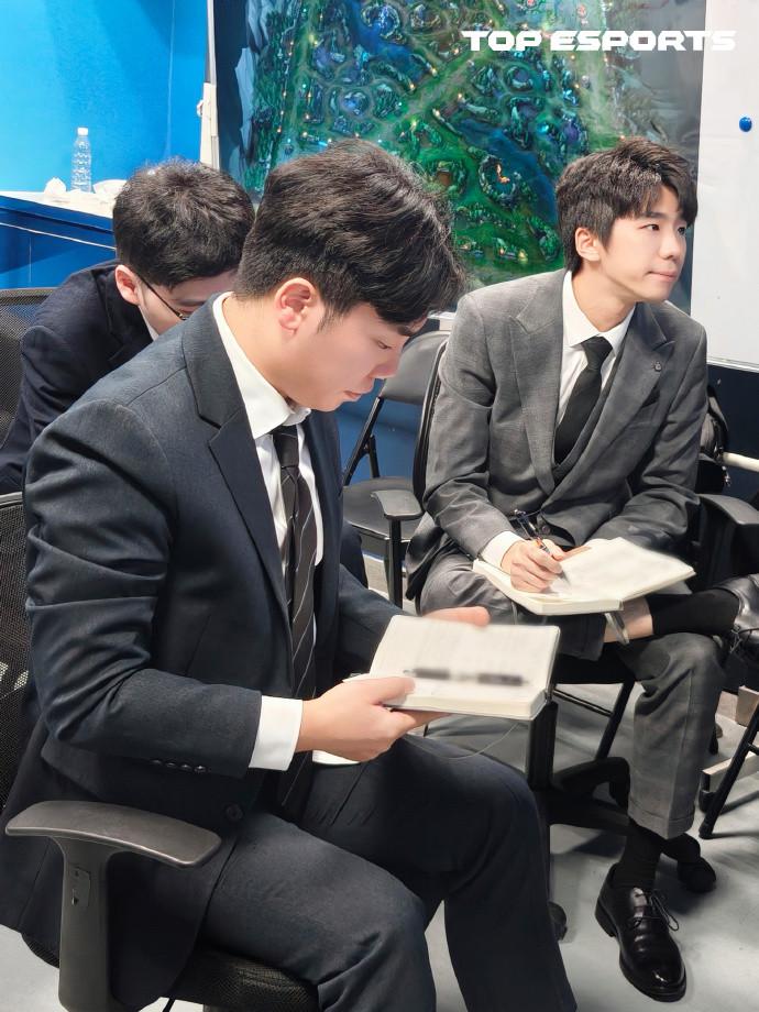 涵艺:Homme今天BP狗屎一样 还有Daeny 喜欢这俩教练的今年有福了