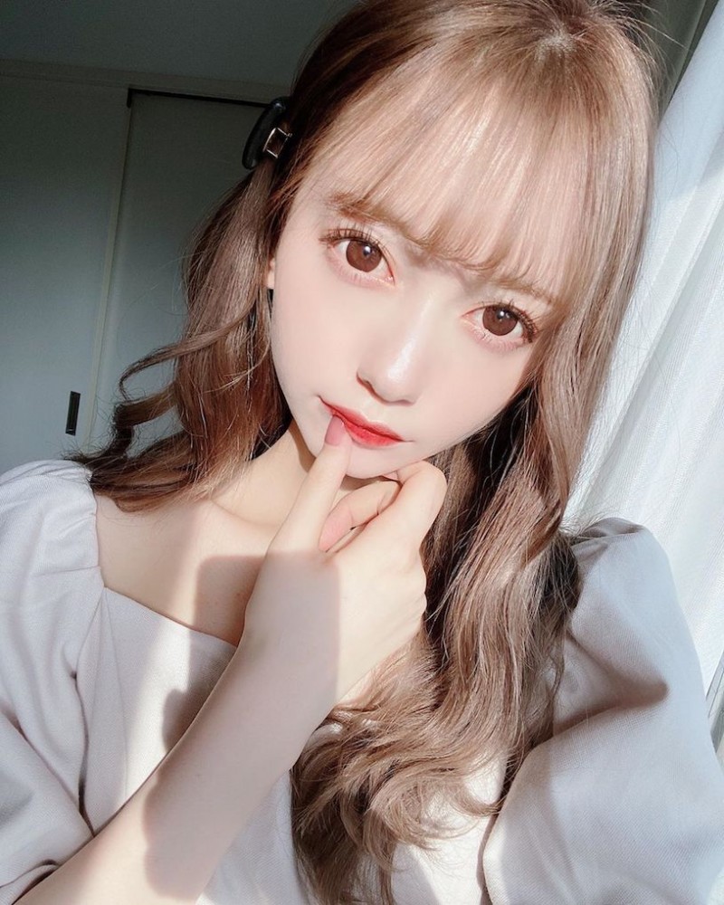 大眼萌妹「蕾丝」,白皙水嫩的美肌太不科学!