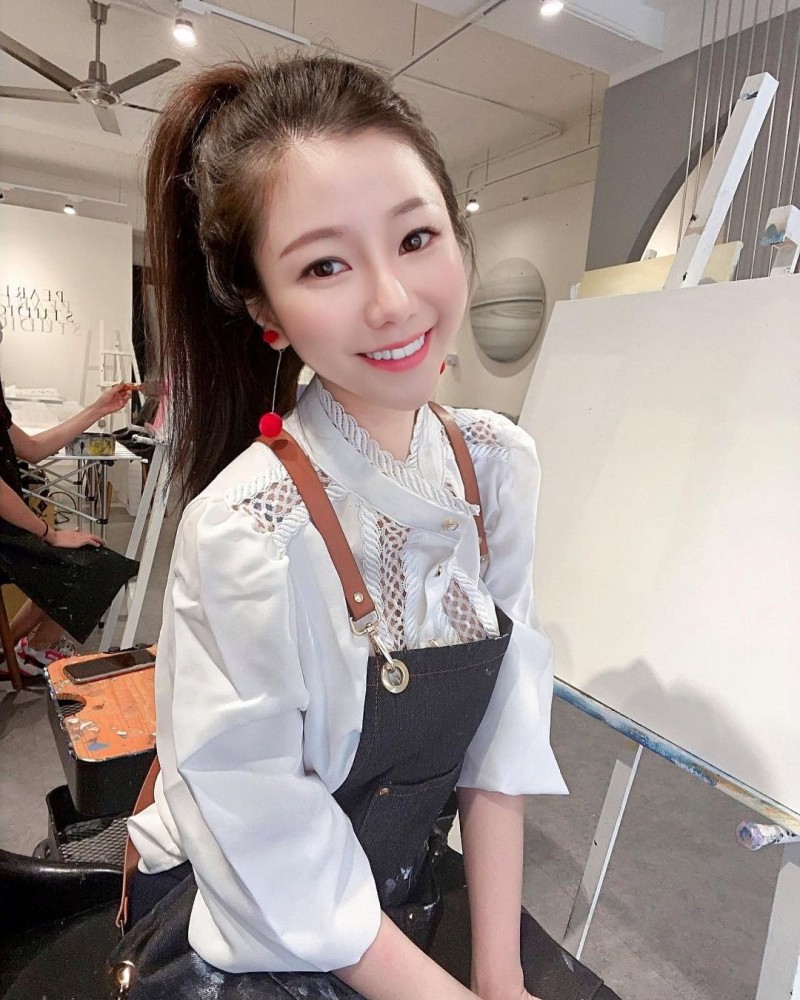 黑涩会美眉长大了!甜心正妹「李宇希」气质礼服火辣