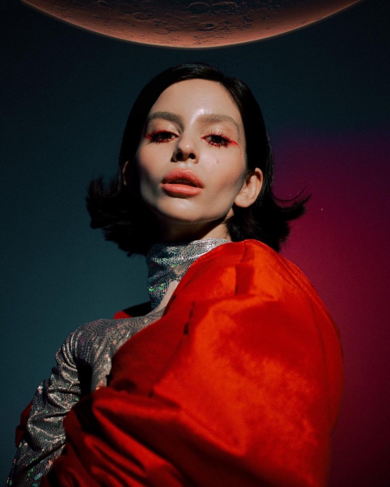 高冷是假象! 俄罗斯妹摆扑克脸是工作日常 私底下笑容有着全糖的甜美