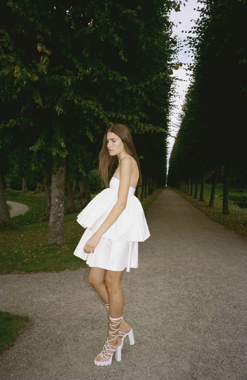 哥本哈根品牌 Rotate 推出的首个婚纱系列,简约又摩登~ 