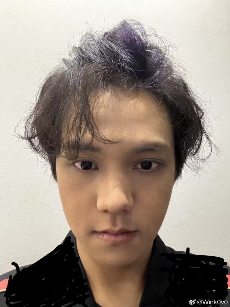 哥们这发型有点狂!Wink晒自拍照:整什么哦!!