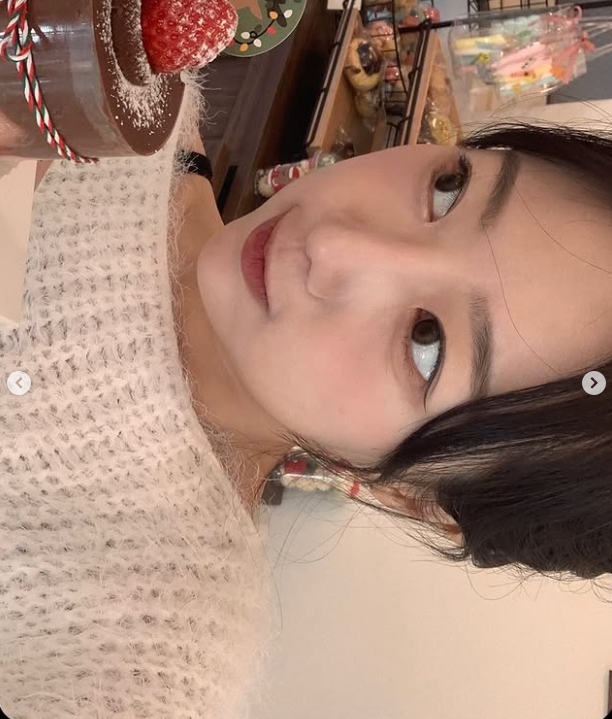 LCK美女主持晒照:男友视角小漏香肩~