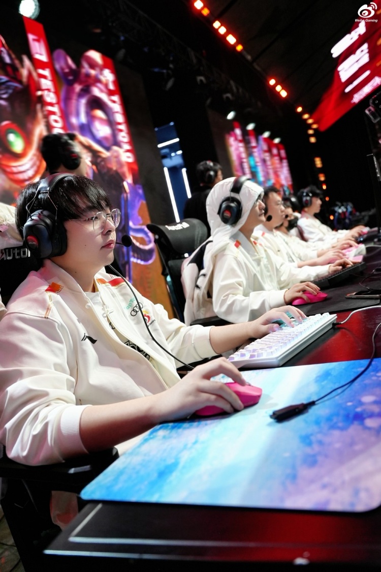 WBG分享调试返图:Light面带口罩,Tian头披外套