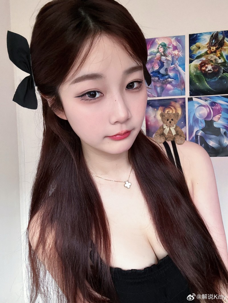 前LPL英文流Kitty晒照:⋆。‧ʚ🧸ɞ‧。⋆teddy队长上线!