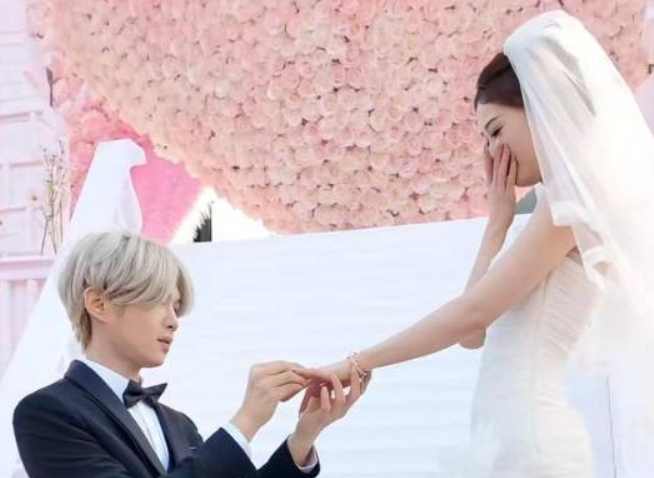 不是哥们?低配鹿晗网红向女友求婚成功 直播7个月狂赚3500万