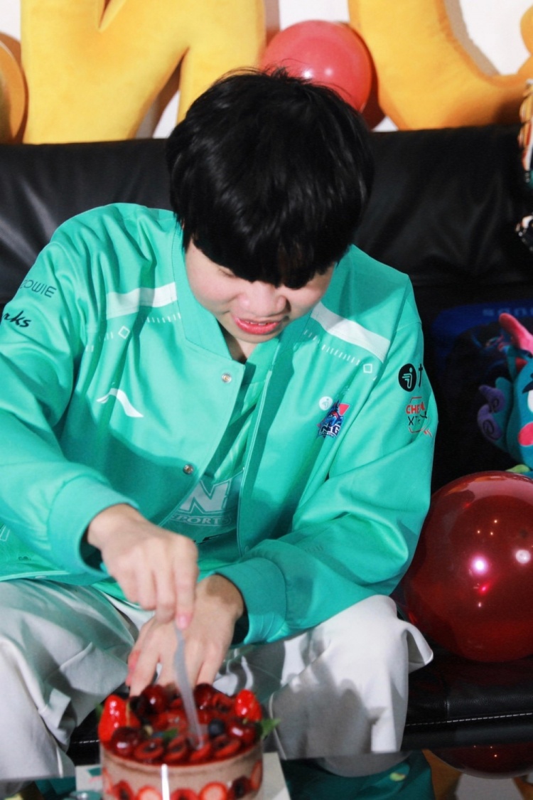 LNG分享Photic出道五周年返图:认真许愿认真吃蛋糕啦!