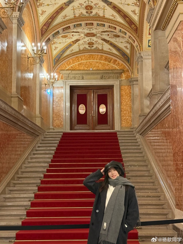 LPL主持人骆歆晒照:专门为浪漫的布达佩斯准备的黑白配大衣