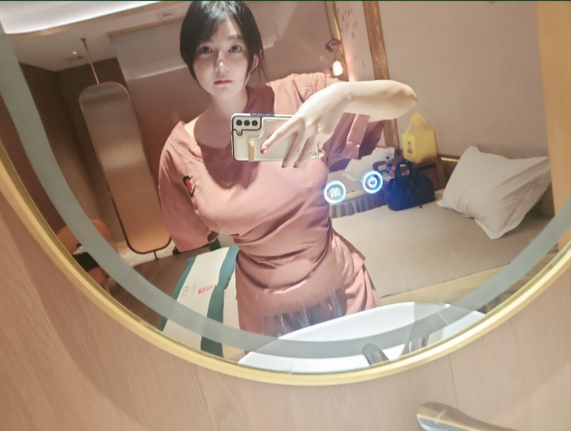 诶哟卧槽 要命阿😍Dota2解说胡雅菁晒照:洗浴中心随手展示丰富武器库