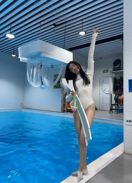主持张小薇晒潜水照:好的身材 不靠美颜出彩~