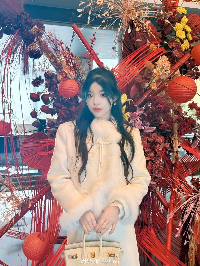 Doinb妻子糖小幽分享过年日常:家里年味十足,祝大家蛇年大吉!