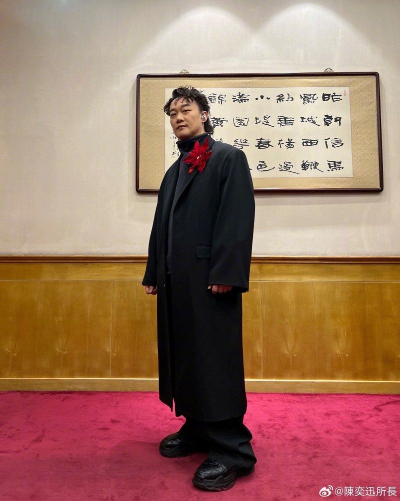 陈奕迅分享央视春晚后台合照:孤勇者+奥运唱将,祝大家蛇年顺利!