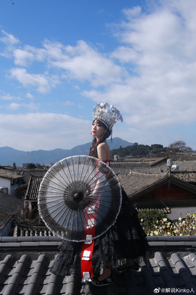 LPL女解说Kinko晒照:今天是美丽苗人~云南真的太美啦~