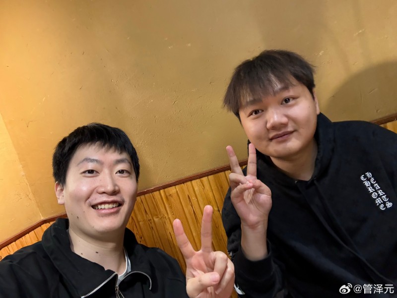管泽元分享在江西当地与Yagao合照:刷新了,牢膏!