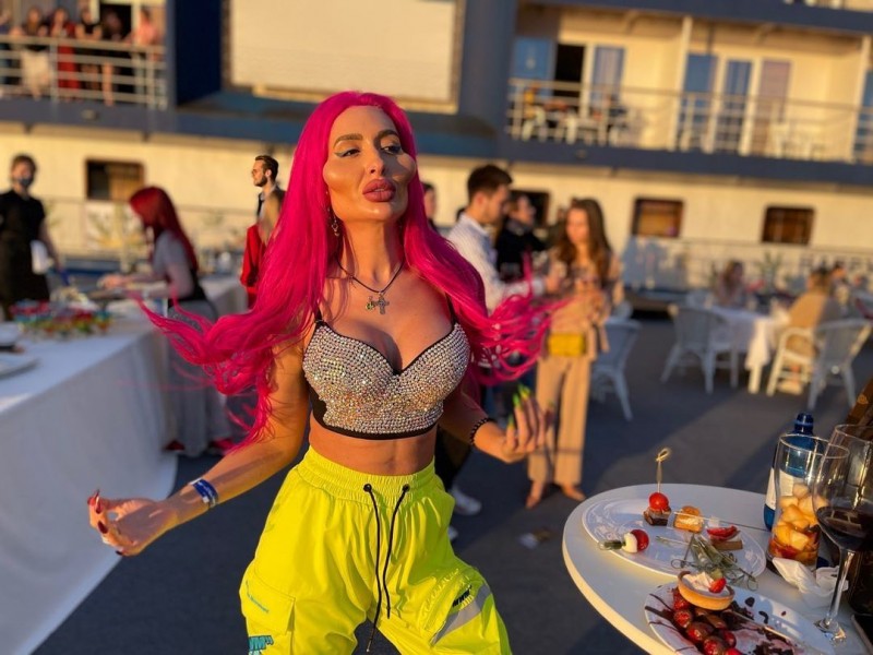 没在笑却颧骨升天!《乌克兰网红拥超大脸颊》整形成果自己很满意!