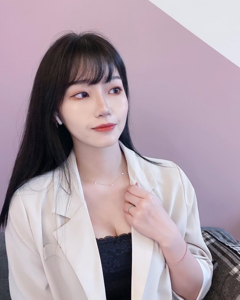 韩系美妆正妹「子馨」脸蛋清秀甜美,身材宛如变魔术!