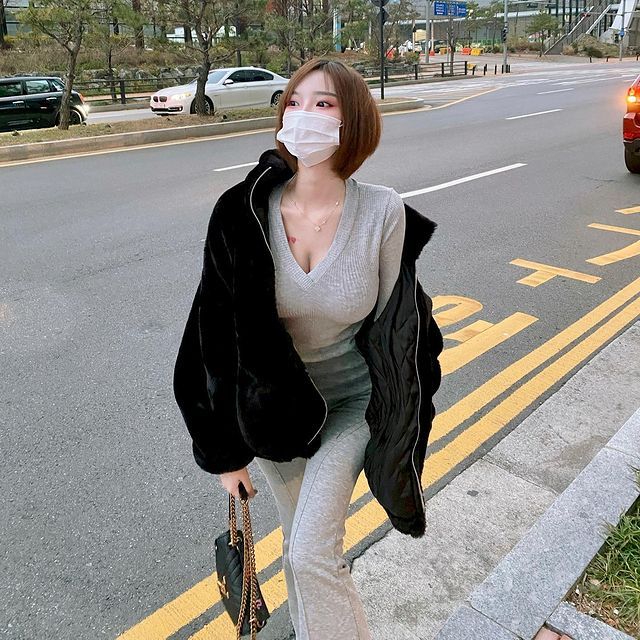 野生妹被起底!白嫩美女《Mina》小背心!