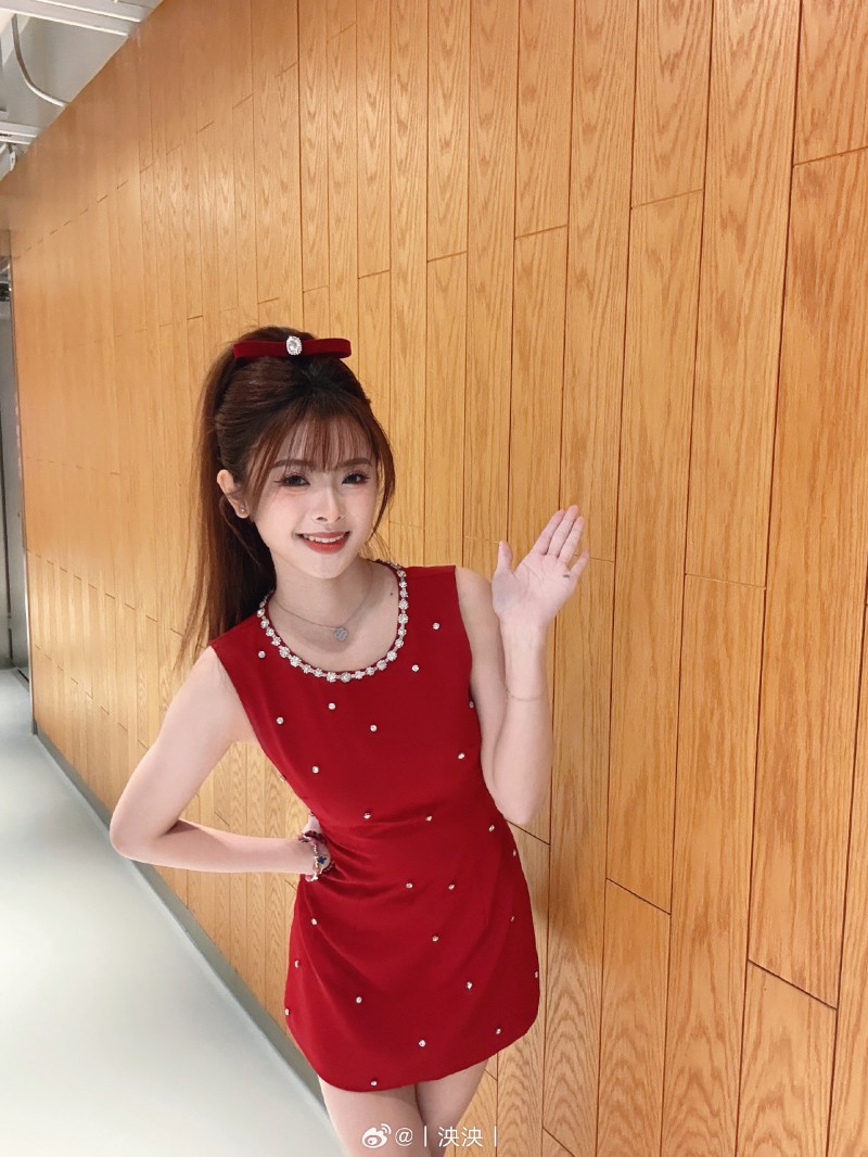 LPL互动女主持人泱泱晒照:可爱喵喵~今天穿的还是大红色~