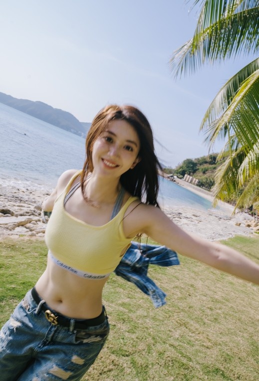 无畏契约主持唯嘉分享照片:一起去海边吹吹风吧