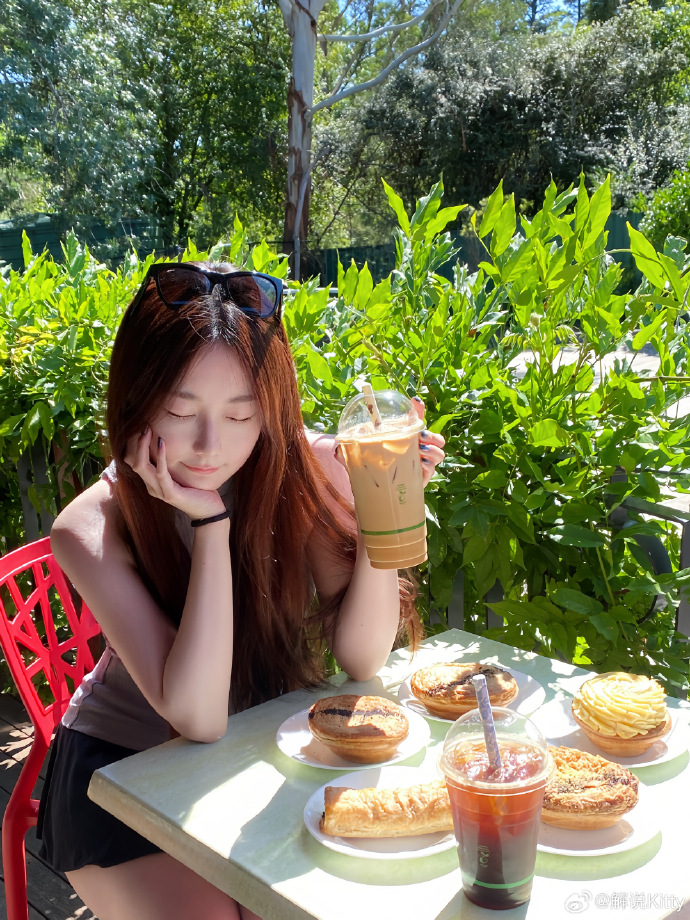 澳洲太阳确实好~前LPL英文流解说Kitty晒照:晒太阳ing ☀️