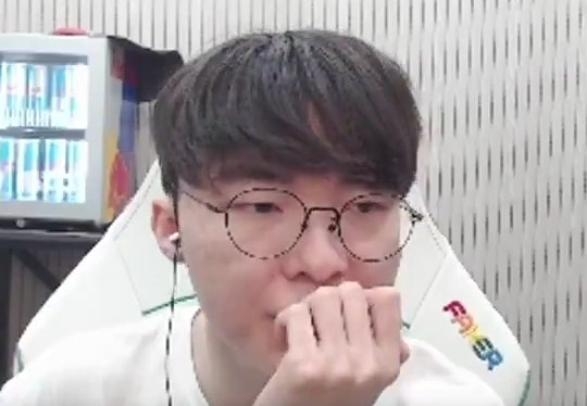 不愧是你!Faker:应援棒可以作为防身武器挥舞 看起来非常坚固