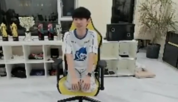 “跪下/乱删好友”等抹黑言论频发 iG粉丝怒斥LPL现状:对首冠选手没有基本的尊重