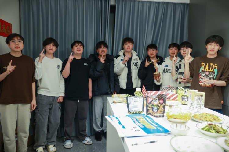 BLG晒照:深夜掉落瓦撸合照一张,正片明天见喵!