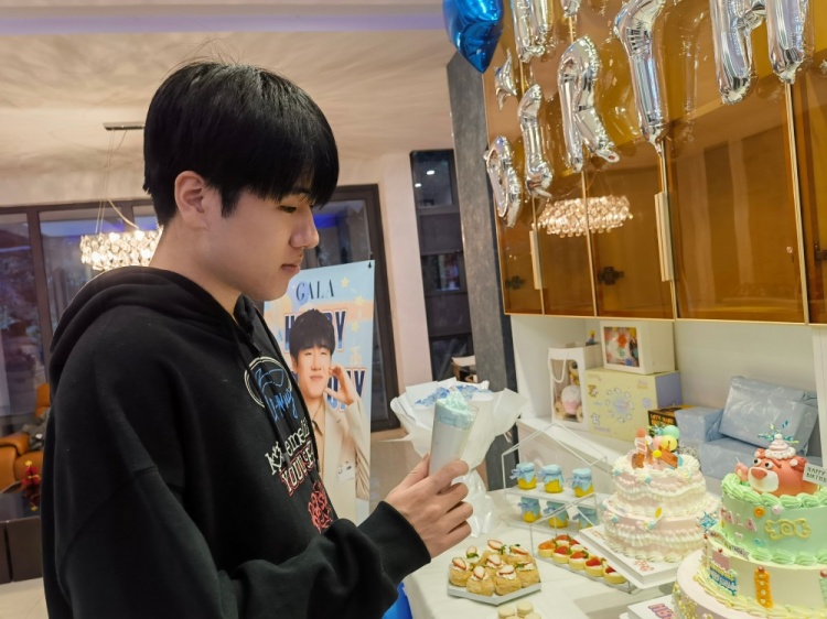 IG分享GALA生日返图:哥几个吃了蛋糕,比赛也请“糕”歌猛进
