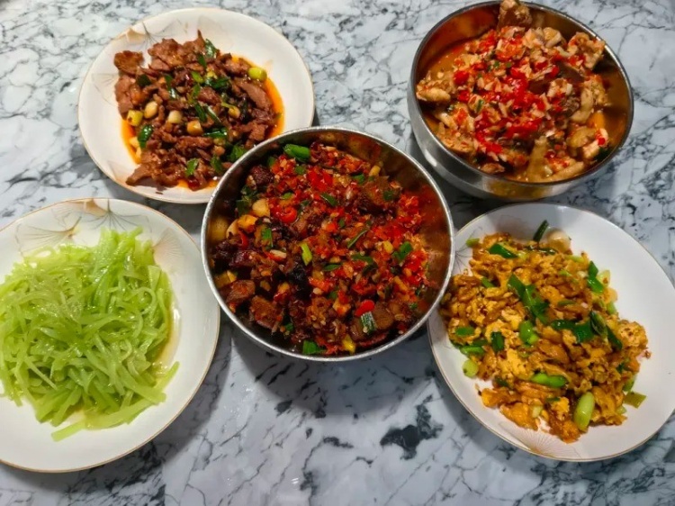 Yagao在粉丝群分享厨艺成果:家人们先吃,弄了我几个小时