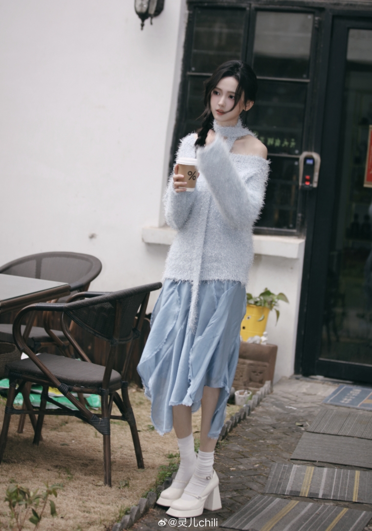 解说灵儿晒照:“这么多年,我还是只喜欢你”