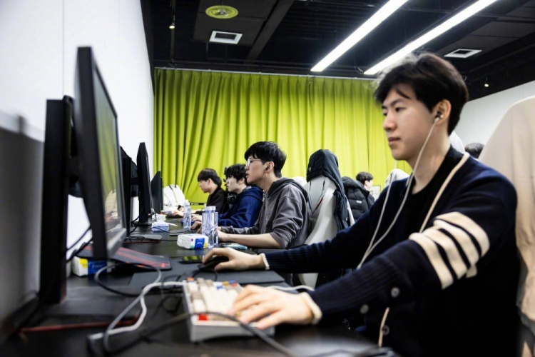 iG分享选手训练照:抵达后立刻开始训练的选手们 今天见!