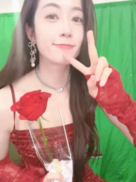 LPL互动女主持张小薇晒照:法式红色吊带连衣裙尽显精致靓丽