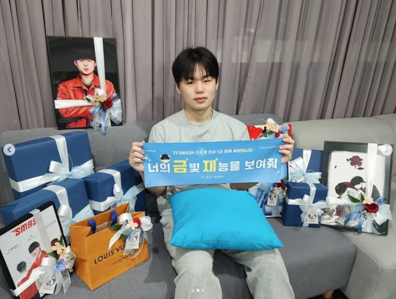 T1下路选手Smash:感谢大家送我祝贺LCK出道礼物,2025加油!